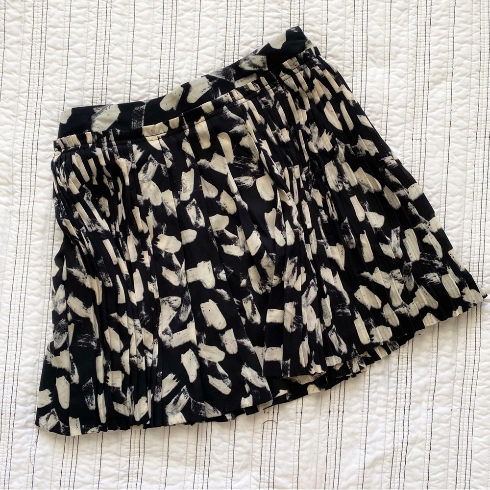 Banana Republic Pleated Mini Skirt in Black and Off-white Abstract Print sz 12
